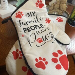 Oven mitts for the pet lover
Never used by me ✨